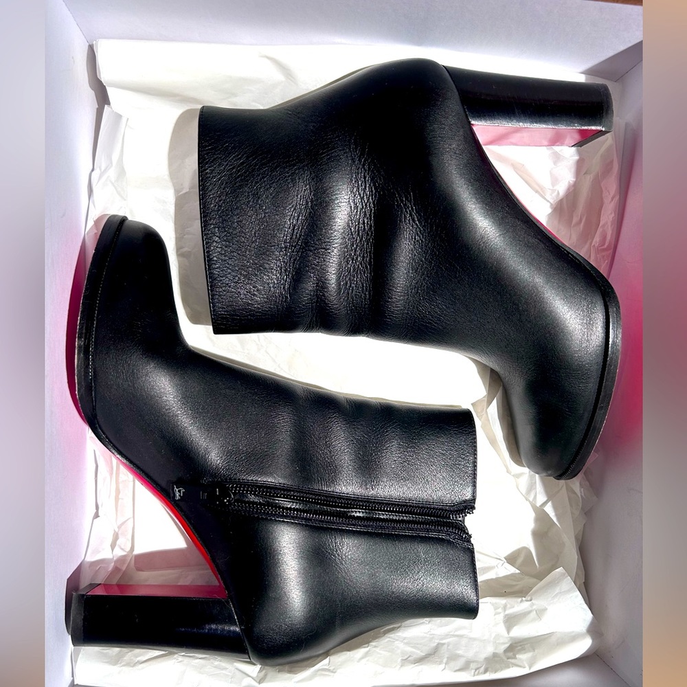 CHRISTIAN LOUBOUTIN (barely worn) 
Adox Leather Boots 85 - size EU 36.5/ US 6.5